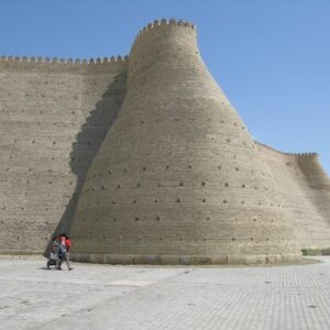 Le possenti mura della fortezza Ark V sec dot storica residenza di vizir emiri e leader militari