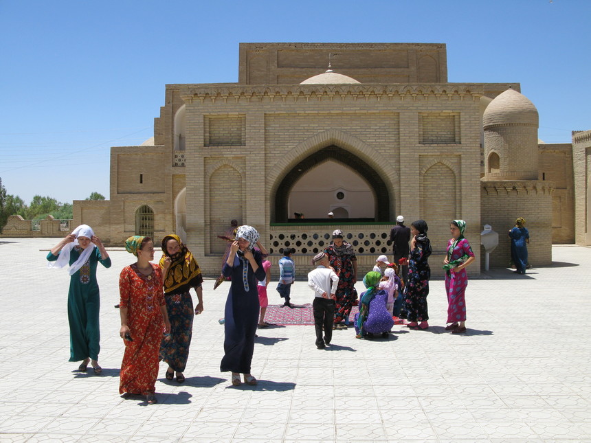 Merv donne in preghiera davanti alla tomba del venerato Yusuf Khemedany XI sec dot