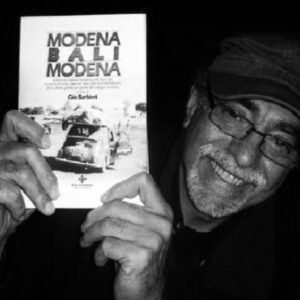 Gio Barbieri con in mano il libro Modena Bali Modena