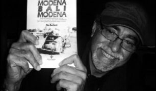 Gio Barbieri con in mano il libro Modena Bali Modena