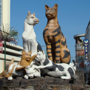 Gatti monumento di fronte al Sarawak Plaza e Holiday Inn