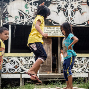 Bambini-giocano-nella-Longhouse-Dayak-del-Kalimantan-Timur-Foto-di-Riccardo-Gallino