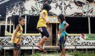 Bambini-giocano-nella-Longhouse-Dayak-del-Kalimantan-Timur-Foto-di-Riccardo-Gallino