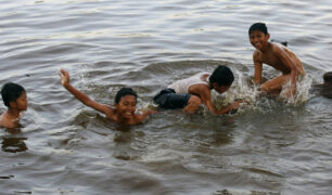 Bambini che nuotano nel fiume Mahakam
