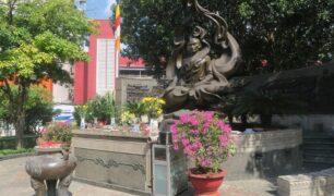 Memoriale-del-venerabile-Thich-Quang-Duc-il-monaco-buddista-che-nel-1963-si-cosparse-di-benzina