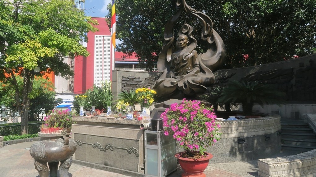 Memoriale-del-venerabile-Thich-Quang-Duc-il-monaco-buddista-che-nel-1963-si-cosparse-di-benzina