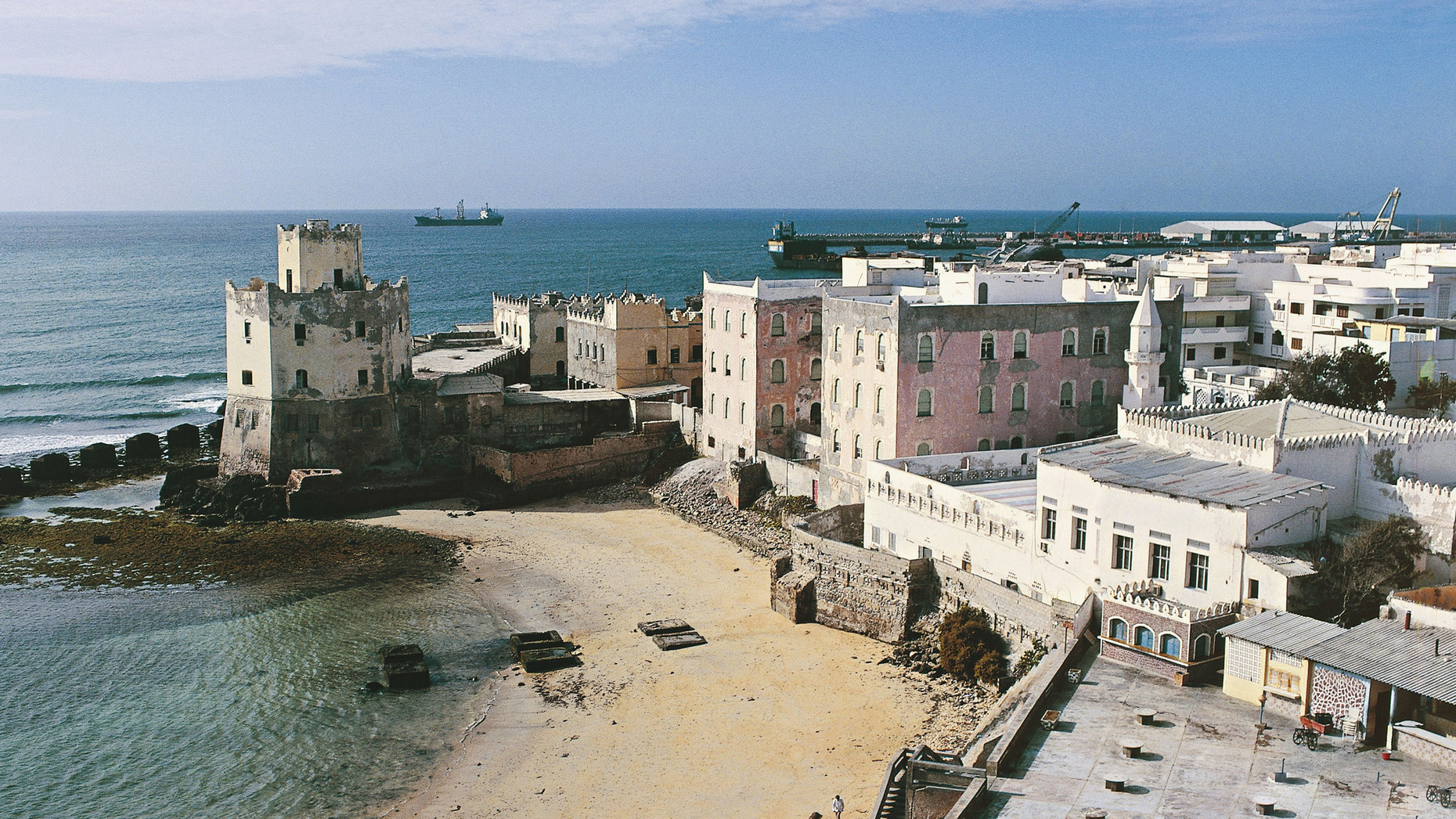 Rada-del-vecchio-porto-di-Mogadiscio-delimitata-dal-faro-a-pianta-ottagonale-del-1912