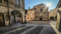 Modena, la chiesetta della Pomposa – Il gioco armonico delle candele