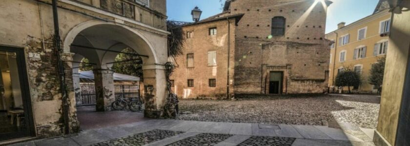 Modena, la chiesetta della Pomposa – Il gioco armonico delle candele
