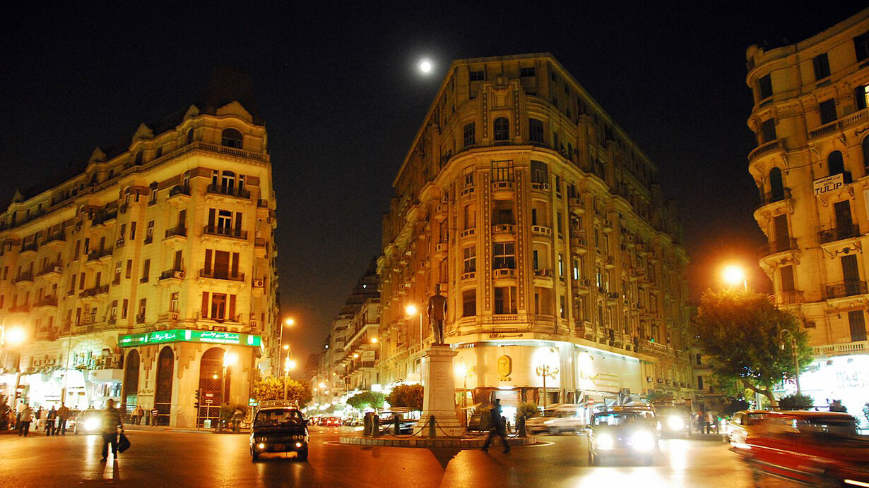 Talaat-Harb-di-notte-cuore-commerciale-del-Cairo