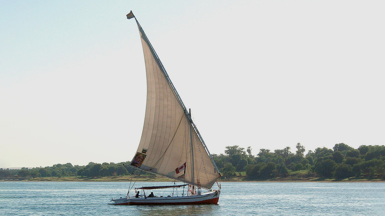 Egitto-Port-Said-feluca-egiziana-con-vela-latina