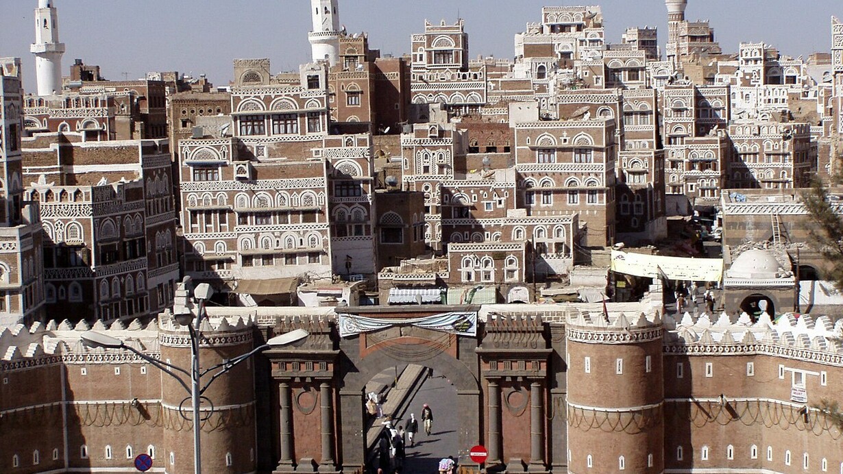 Yemen-Gate-la-porta-principale-delle-antiche-mura-fortificate-di-Sanaa